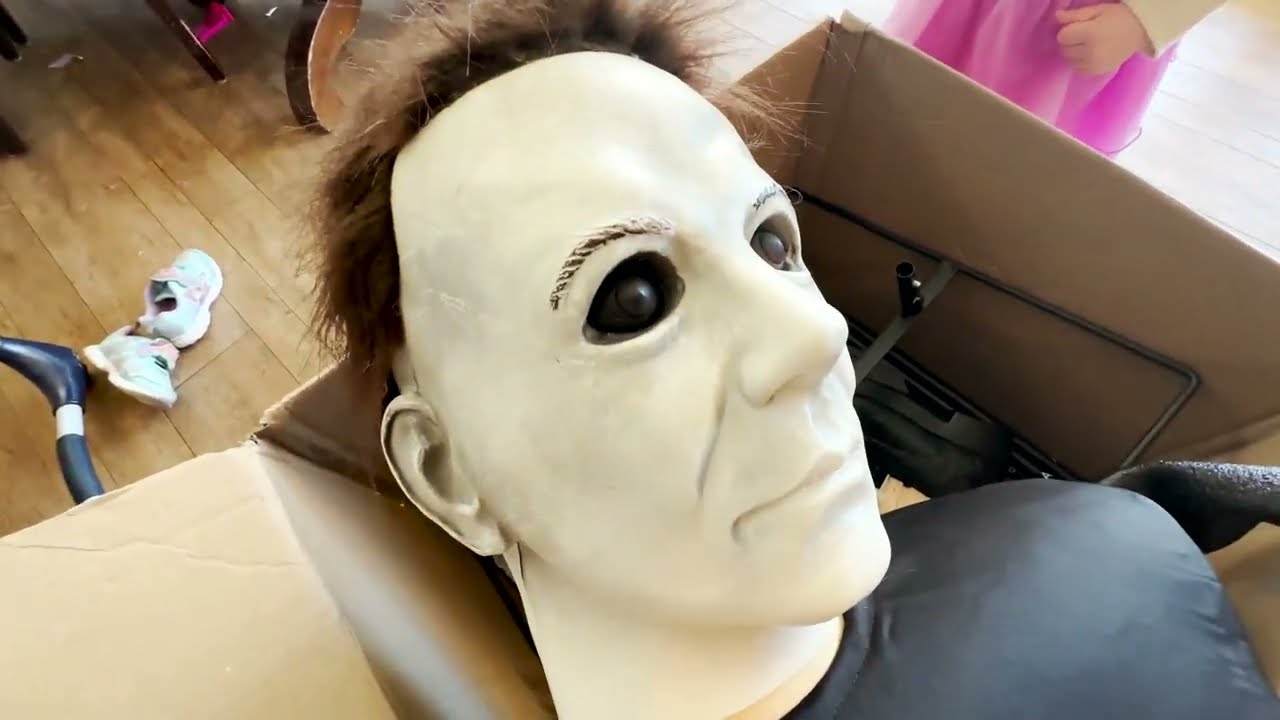 Michael Myers Halloween animatronic prop unboxing!