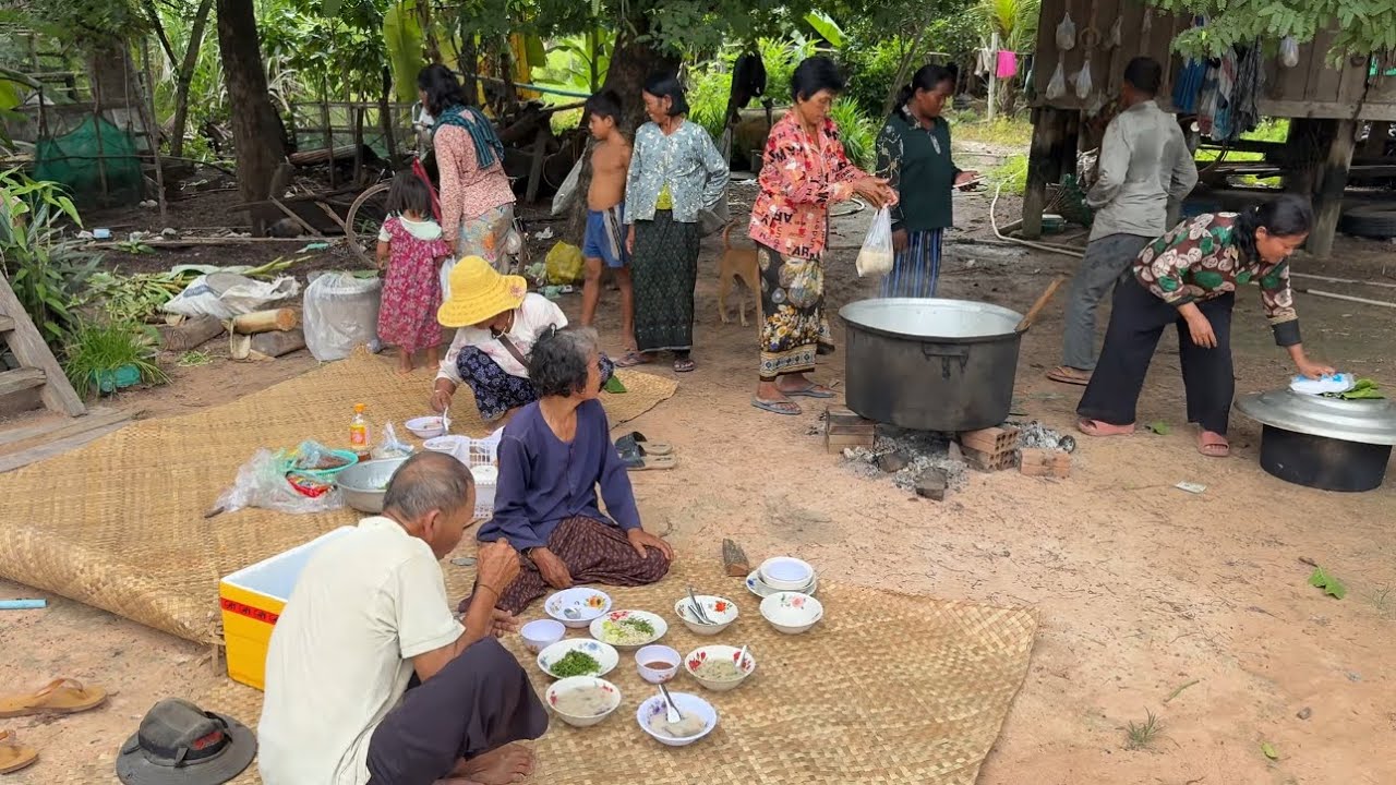 ធ្វើបបរគ្រឿងជូនលោកតាអាយុ90 នឹង អ្នកភូមិពិសារ/ Village Life in Countryside, Cambodia