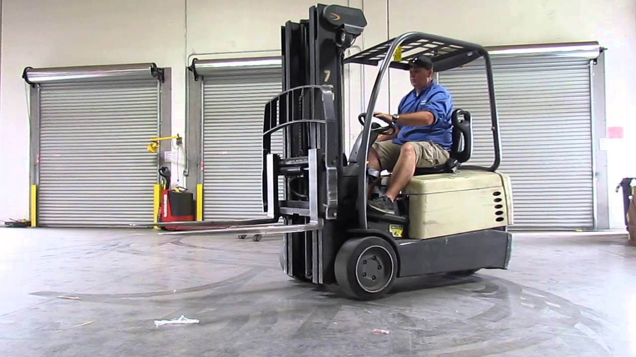 Lot #0100: Crown 4000lbs SC 4000 Series Electric Forklift