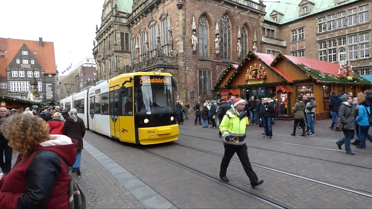 GT8N-Straßenbahnen schleichen über den Bremer Weihnachtsmarkt (2015)