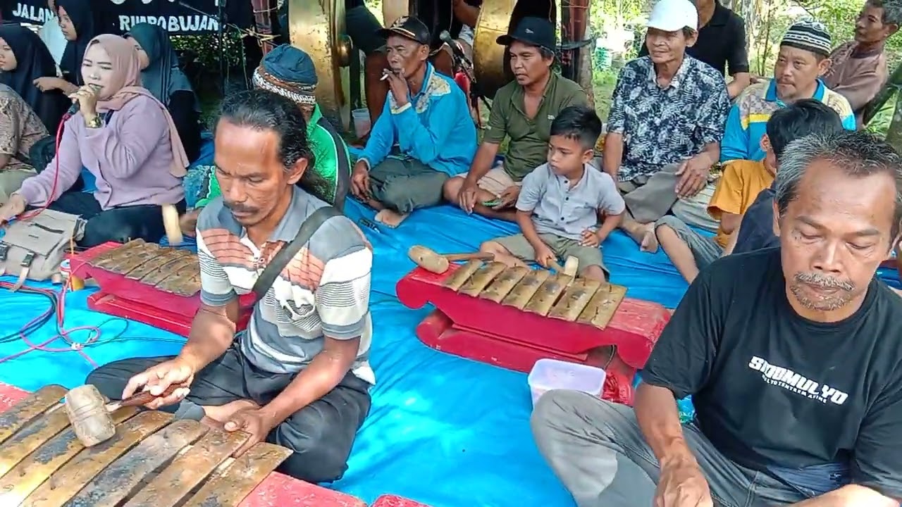 Pambuka tari tarian penonton berdatangan