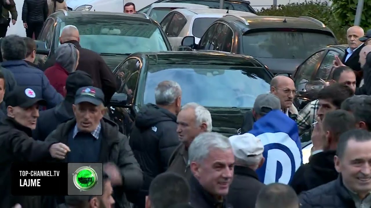 Top Channel/ Berisha mb&euml;rrin sportiv n&euml; selin&euml; blu, qytetar&euml;t me bluza t&euml; stampuara me foton e tij