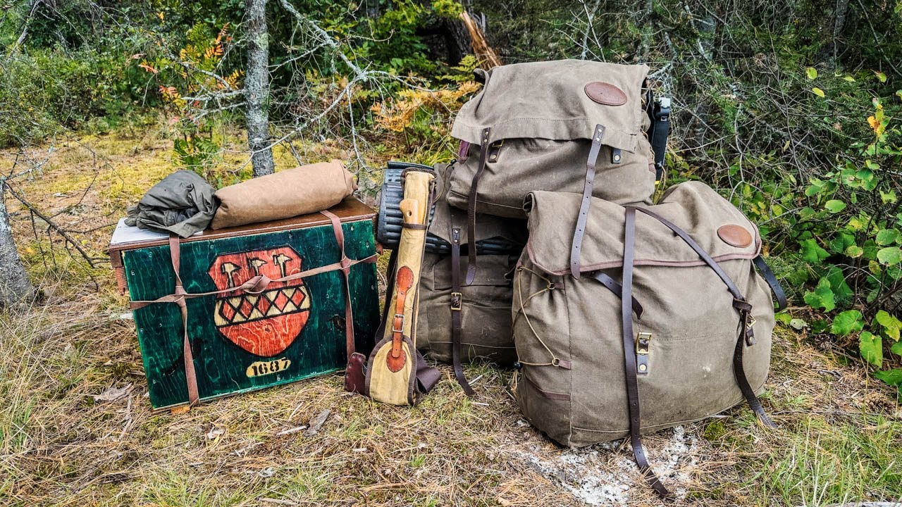 Notre wannigan de voyage sur le territoire - voyage de canot traditionnel - canot de cèdre et toile