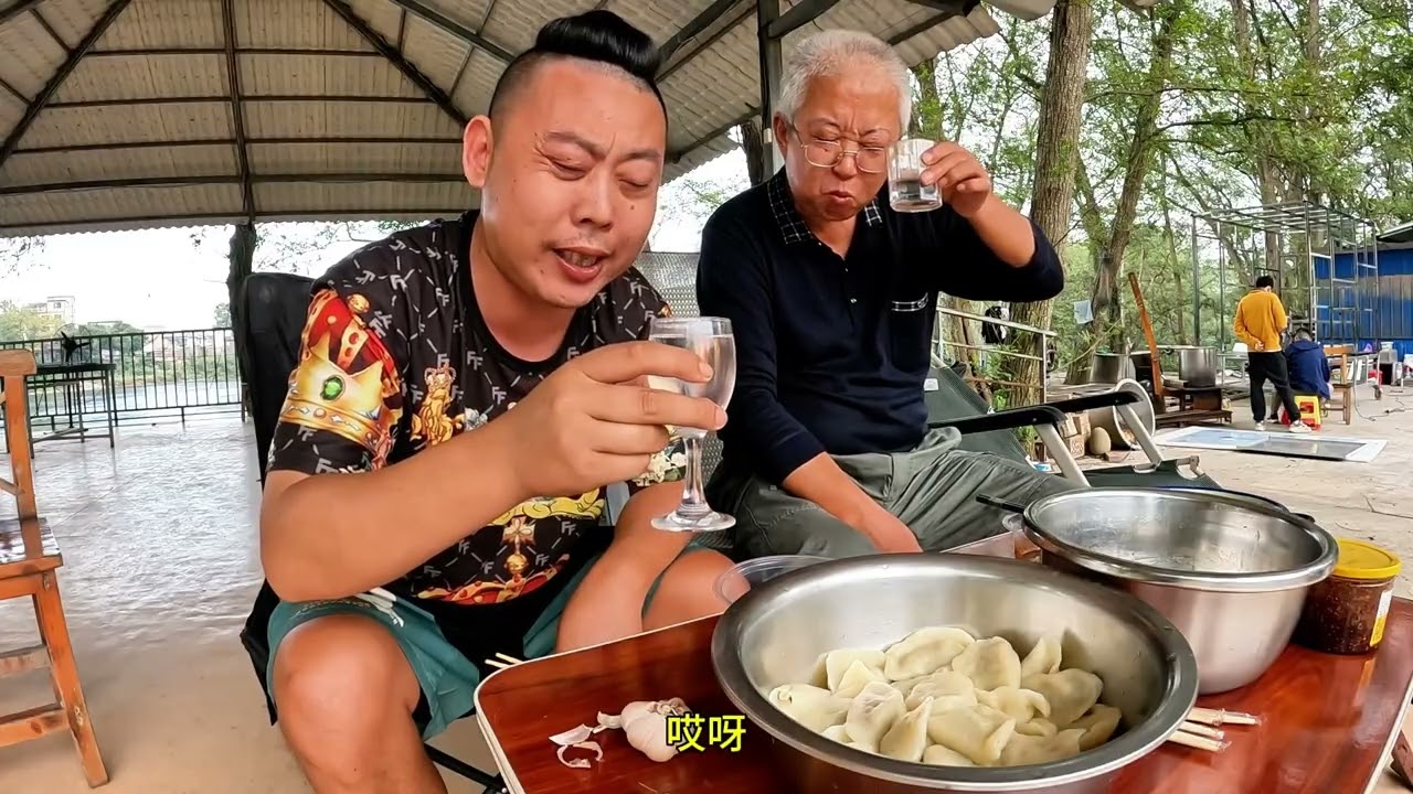 陕西大哥包饺子，请小三轮喝一杯，饺子就酒，越喝越有，绝了！ 