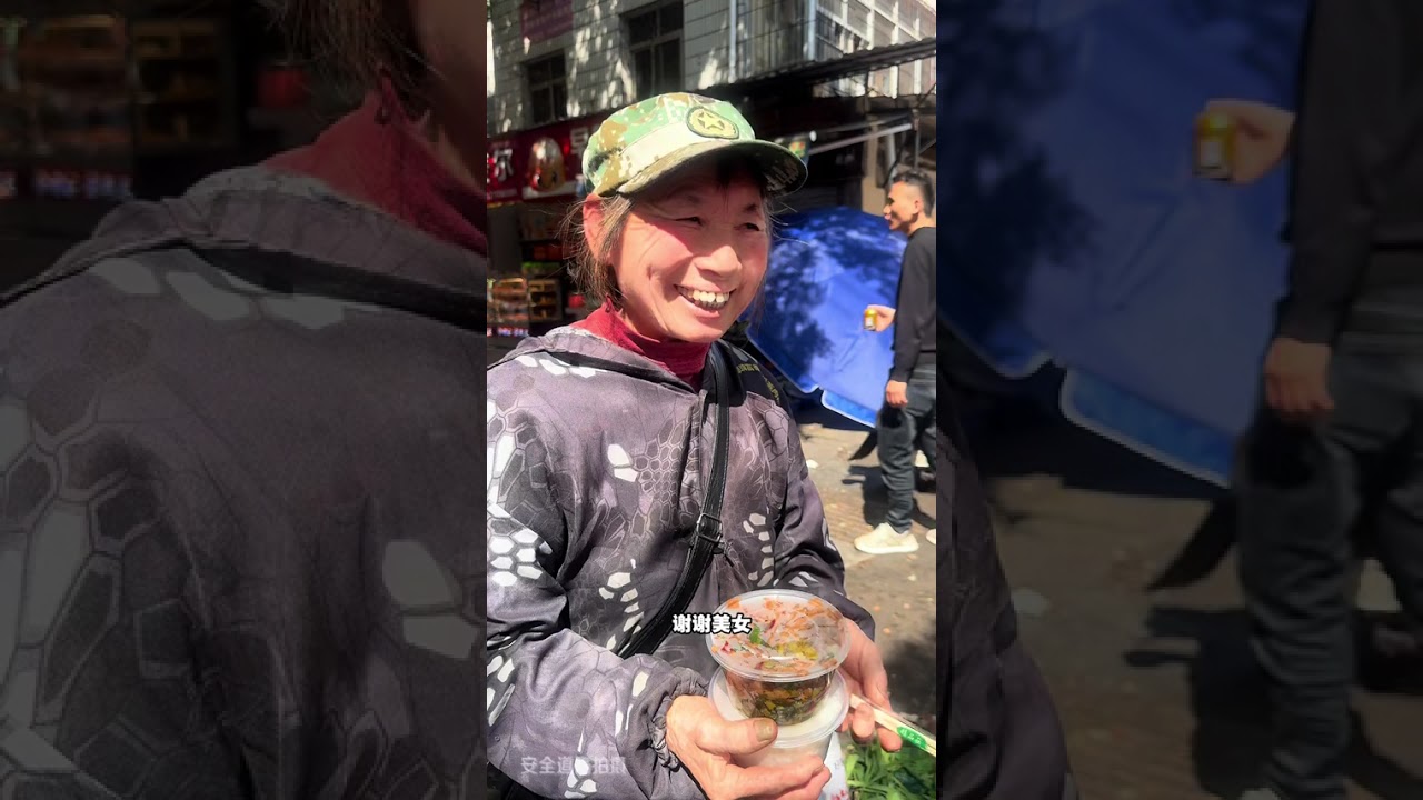 今天粉丝们赞助的爱心午餐，六七十岁还要早上4点多起来摆摊，真的辛苦，阿姨们吃到粉丝家人们赞助的爱心，午餐非常高兴#爱心 #粉丝家人们 #满满的爱满满的幸福