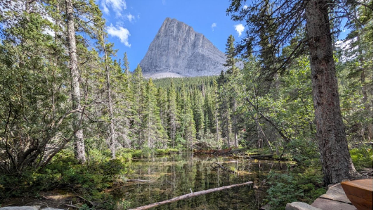 Blue skies, lakes and mountain views on the way to Grassi Lakes | #AlbertaBeauty