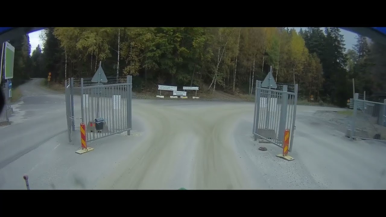 Scania L50 getting gravel
