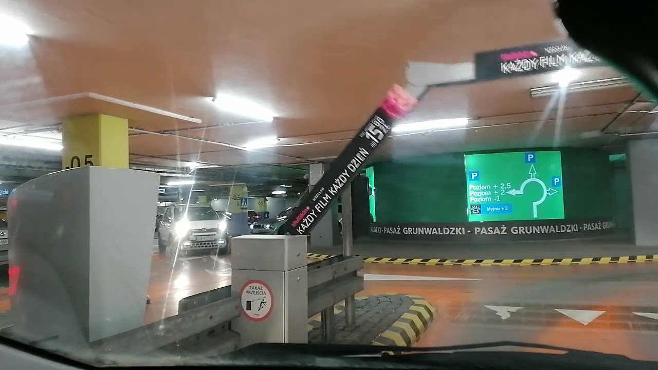 Wrocław, wjazd do Galerii Grunwaldzkiej VID 20221117 143945