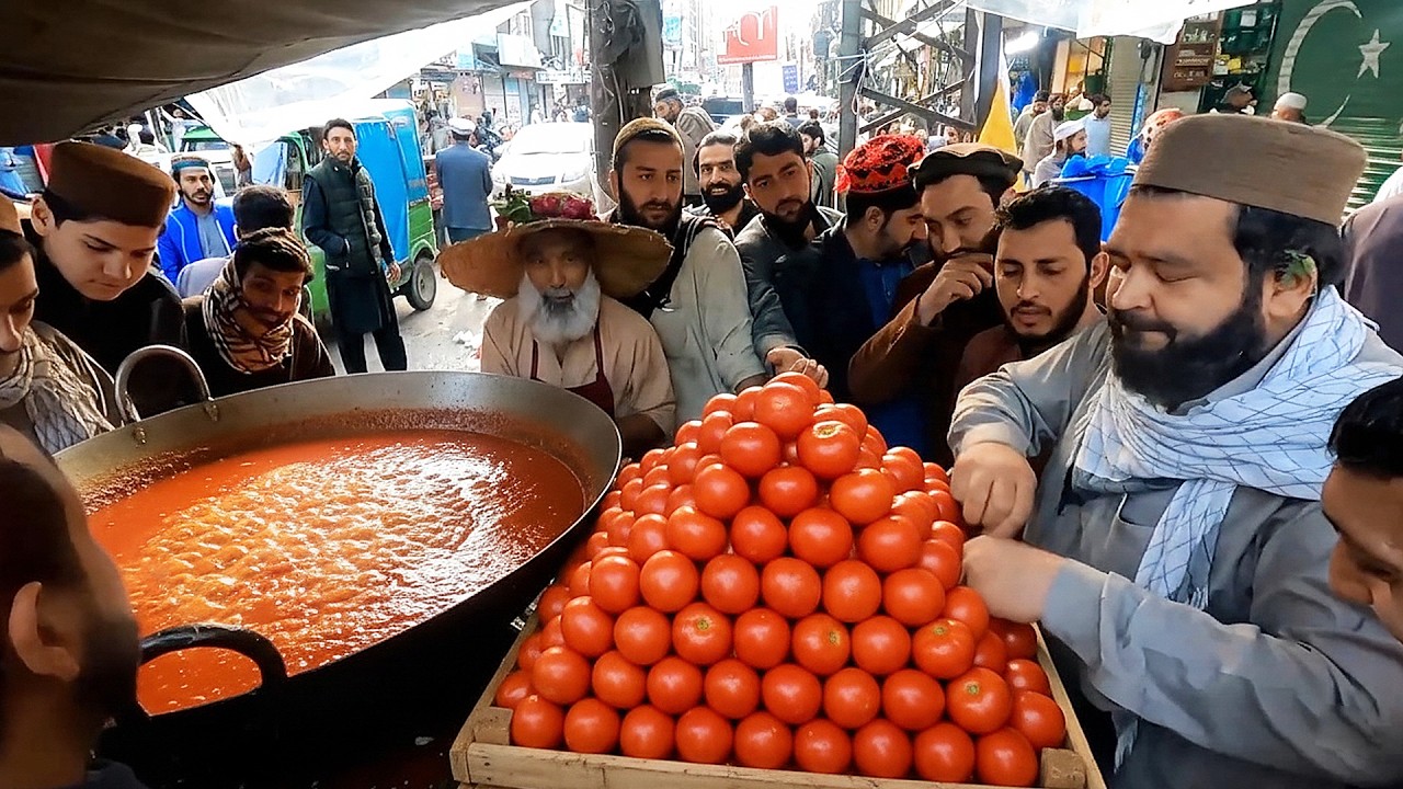 CRAZY POEPLE FIGHT FOR SAUCE - Famous Baba Sauce - Street Food Peshawar