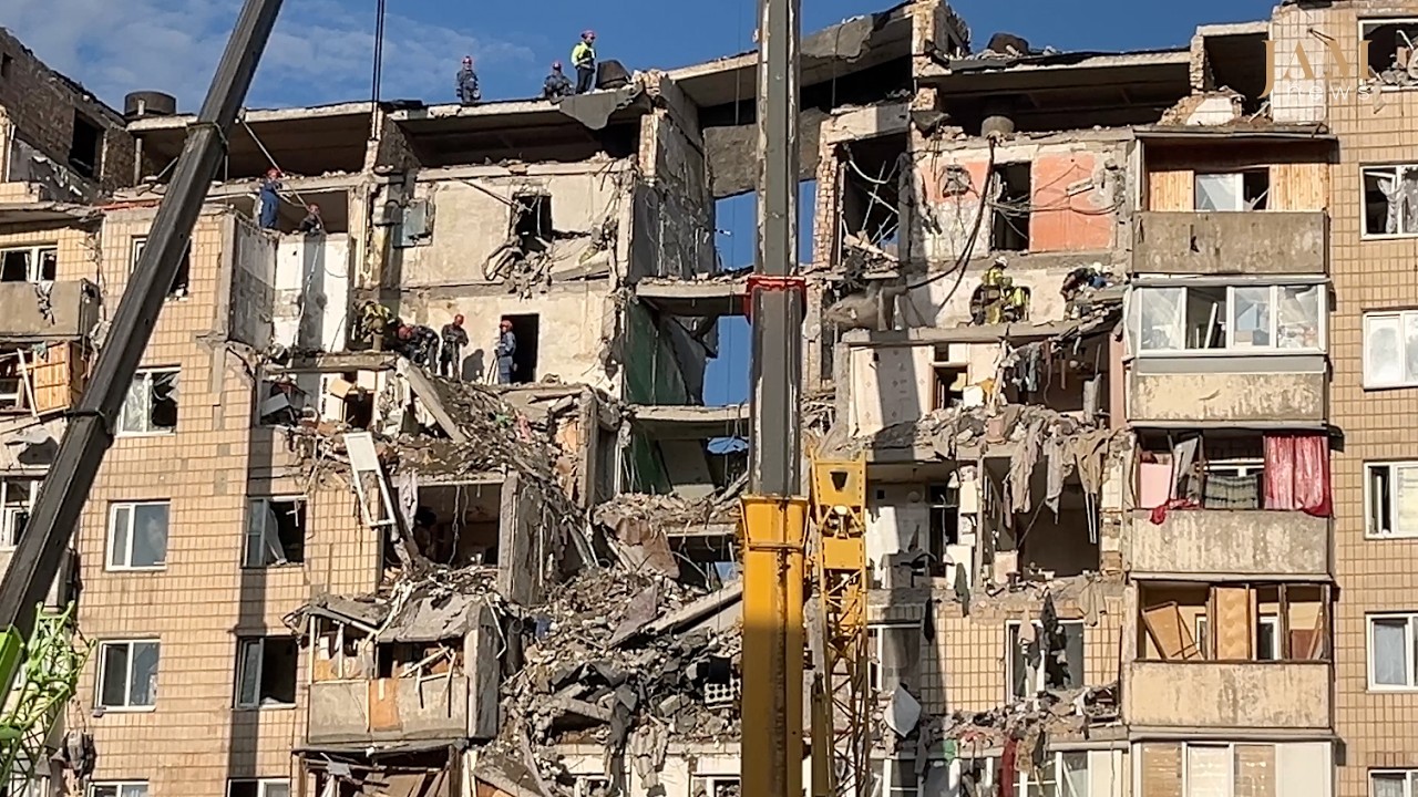 Kyiv, Russian missile hits residential apartment building