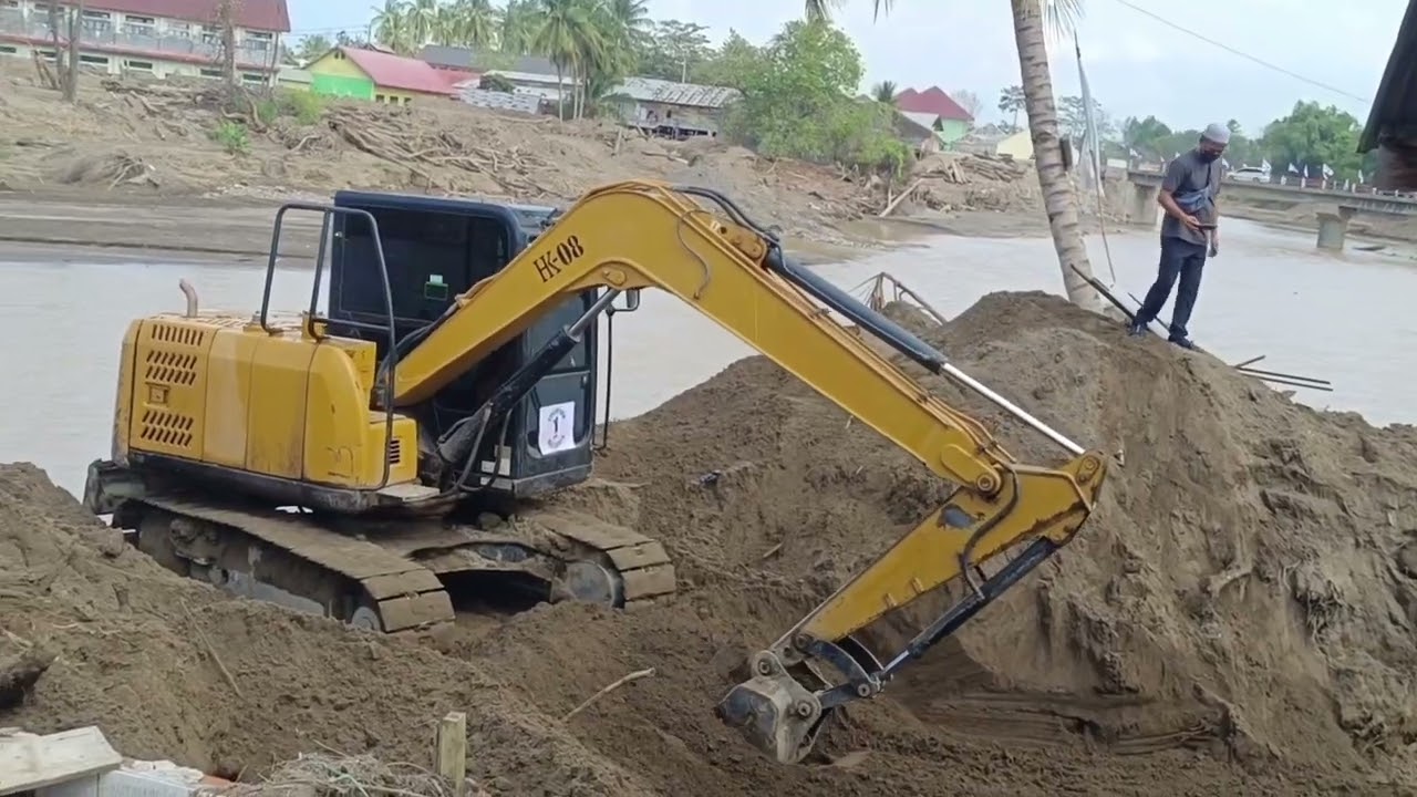 HK 08 mini excavator cleaning up the land left by flash floods 