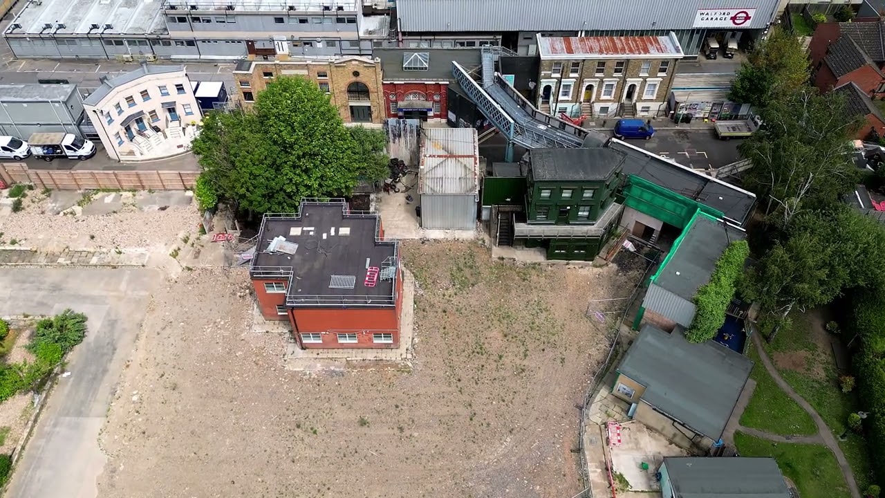 Старый набор «Жители Ист-Энда» — теперь снесён — июль 2023 г. — DJI Mini 3 4K