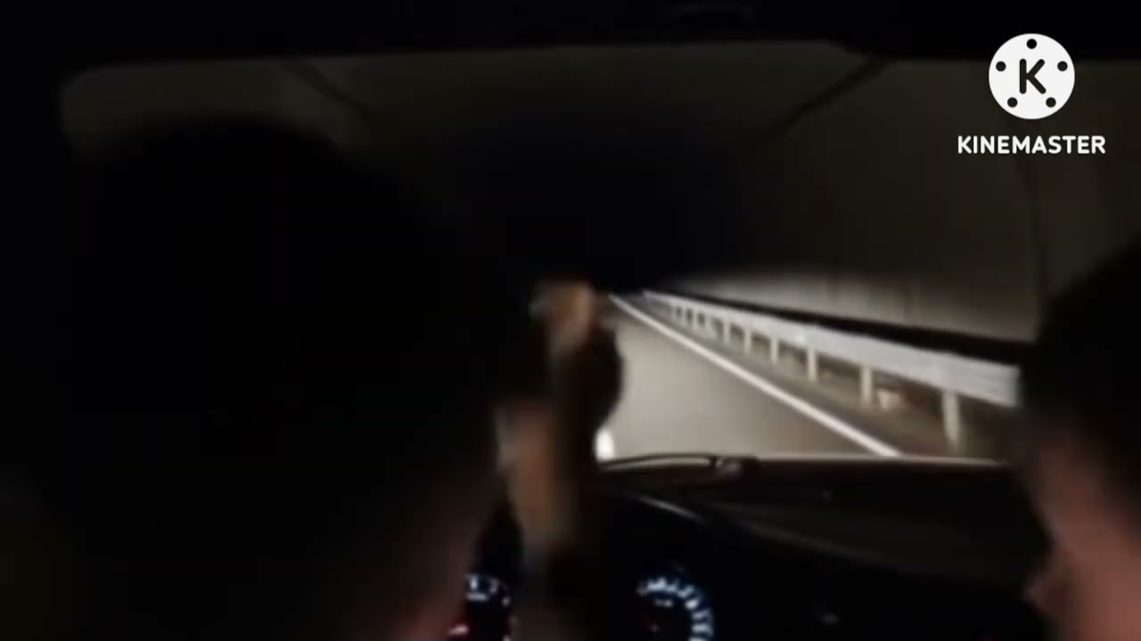 Terowongan Jalan Gelap Tak Berujung Dengan Pagar pembatas jalan (Endless Dark Tunnel)