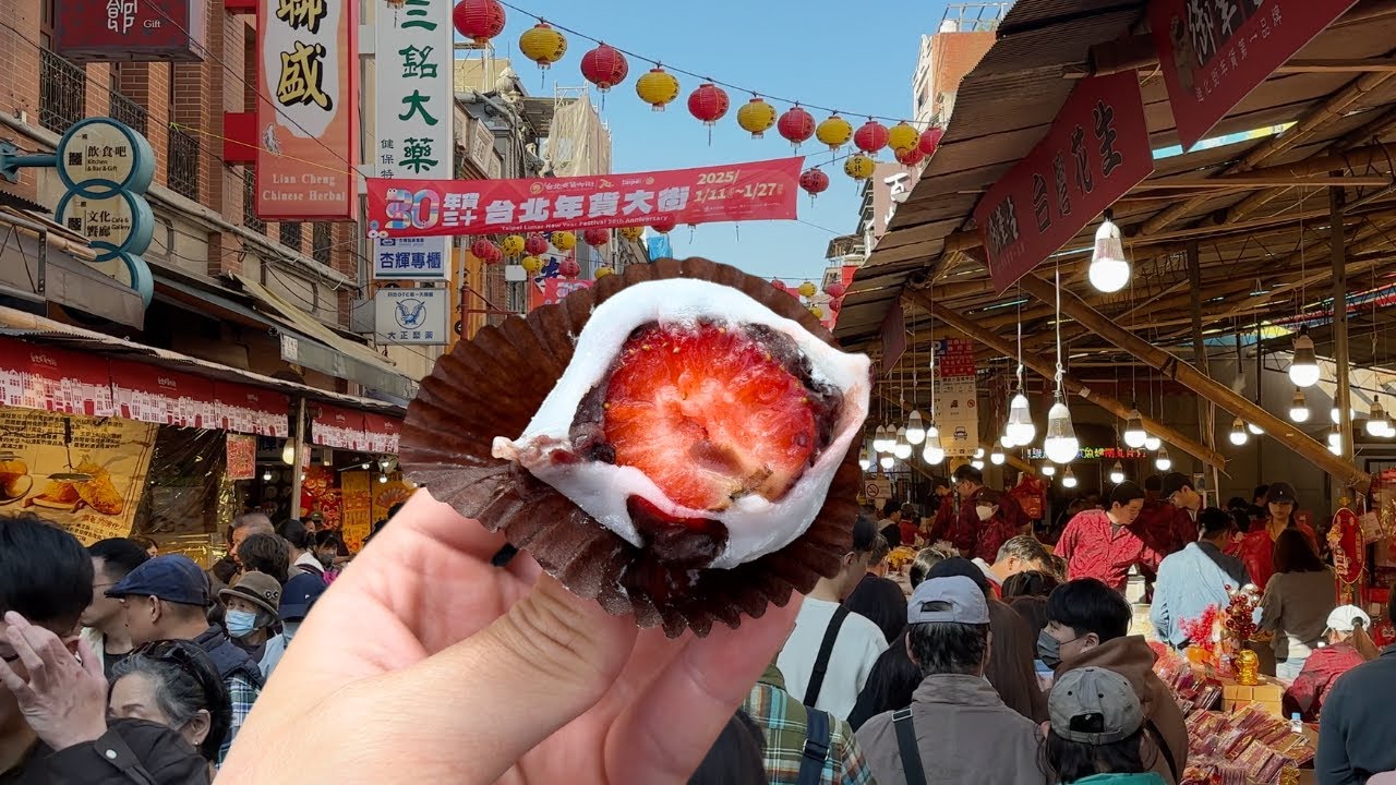 Eating at the BIGGEST Lunar New Year Festival in Taiwan