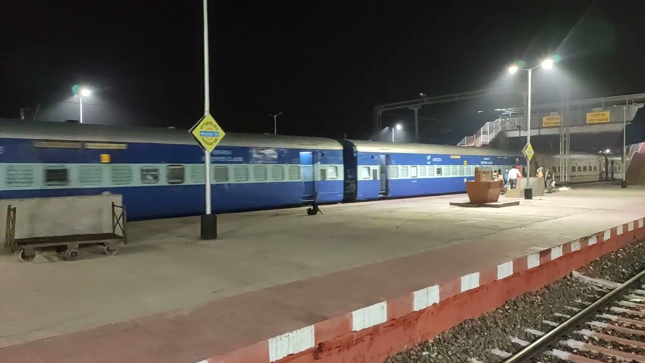 Paharia Express arrive Khagraghat Road Station