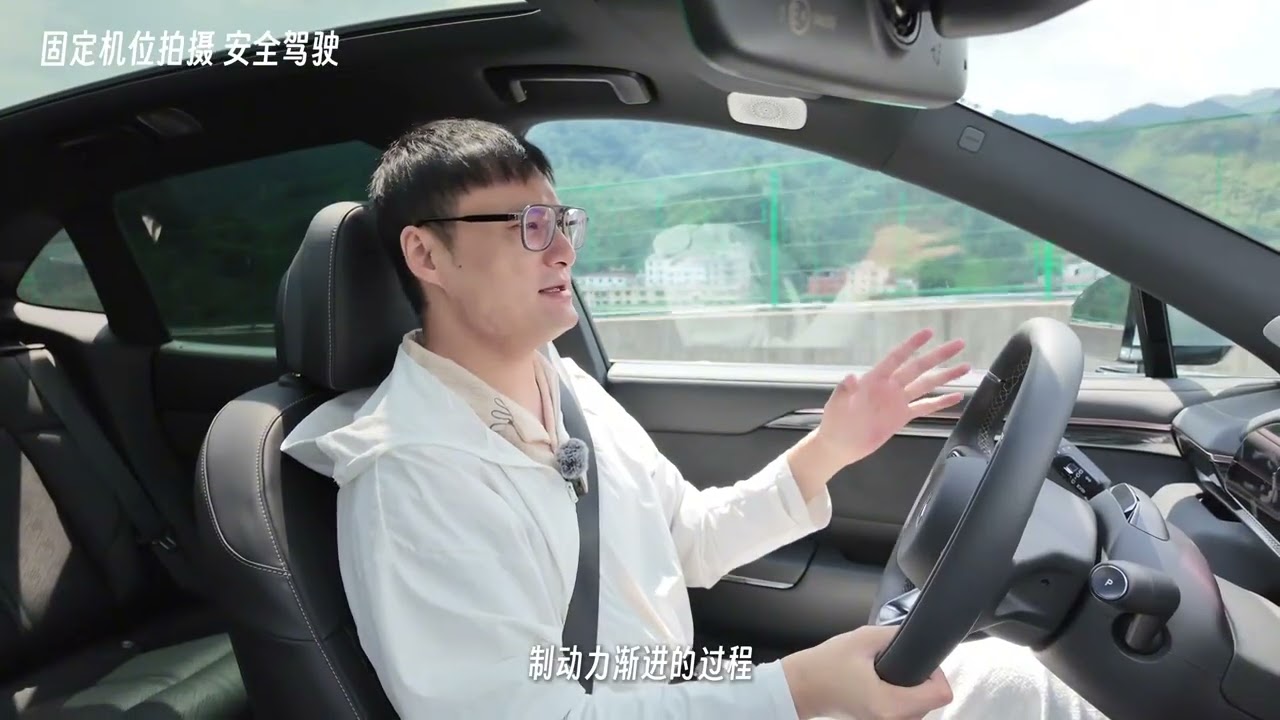 极氪7X纯电SUV新标杆 极氪7X 的静态靠细节致胜，敢于打破常规，用极致的舒适性配置诠释了极氪7X纯电SUV新标杆 。但回过头来想，孩子要去上学，我们要去上班，家用车也不可能时时刻刻都坐满人，当