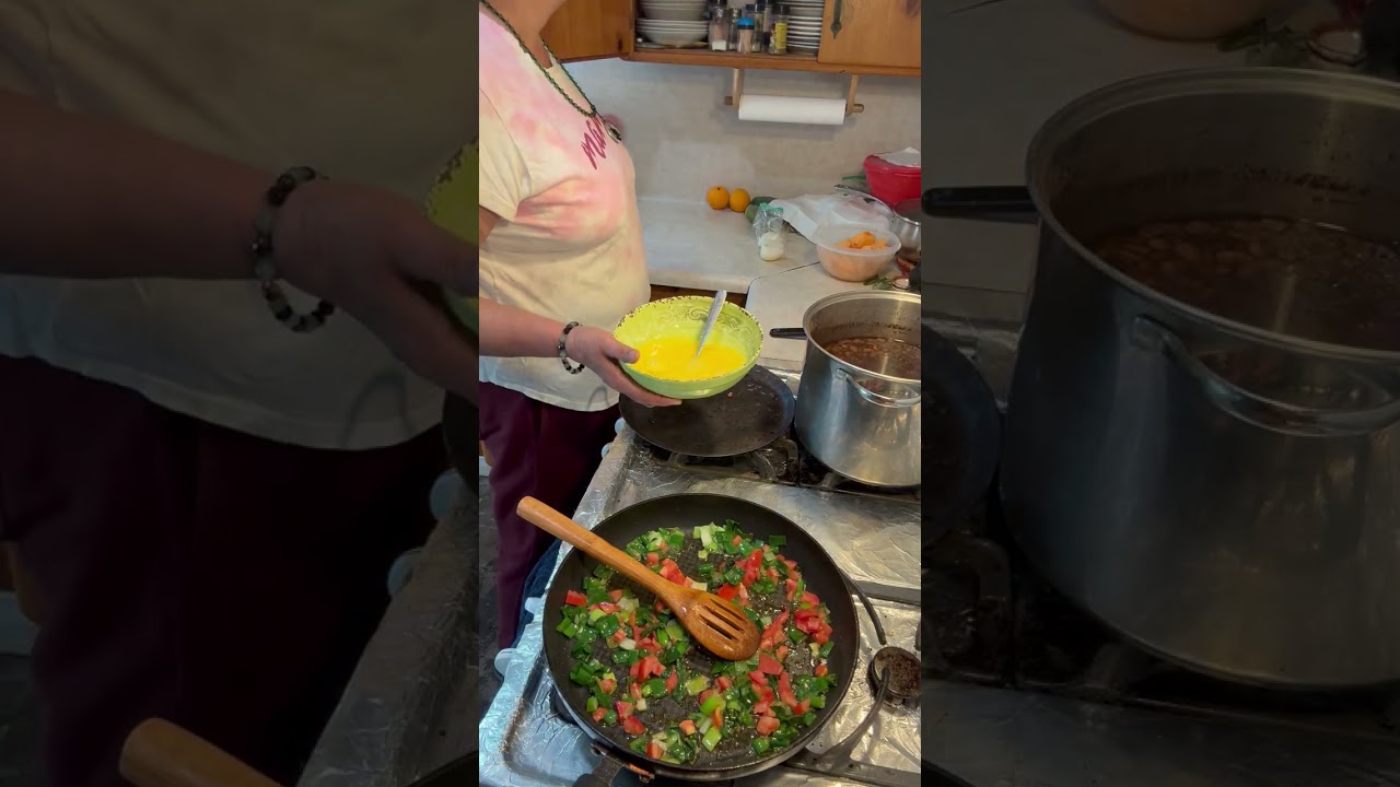 Sevolla berde con huevo comida deliciosa
