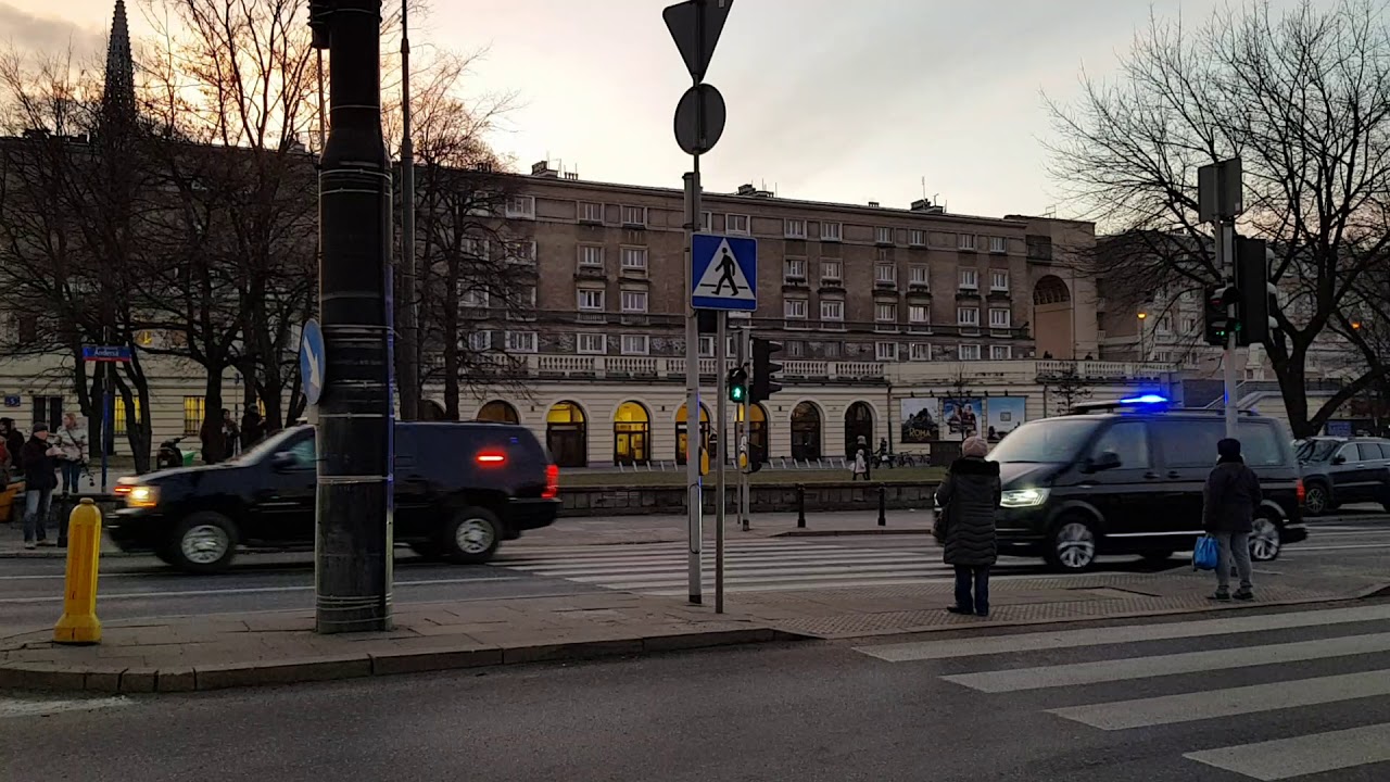 Przejazd kolumny Wiceprezydenta USA w eskorcie polskich i amerykańskich służb - plac Bankowy