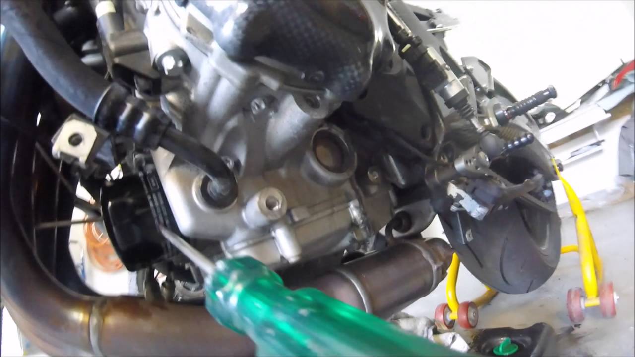 oil and filter change BMW S1000RR 2016