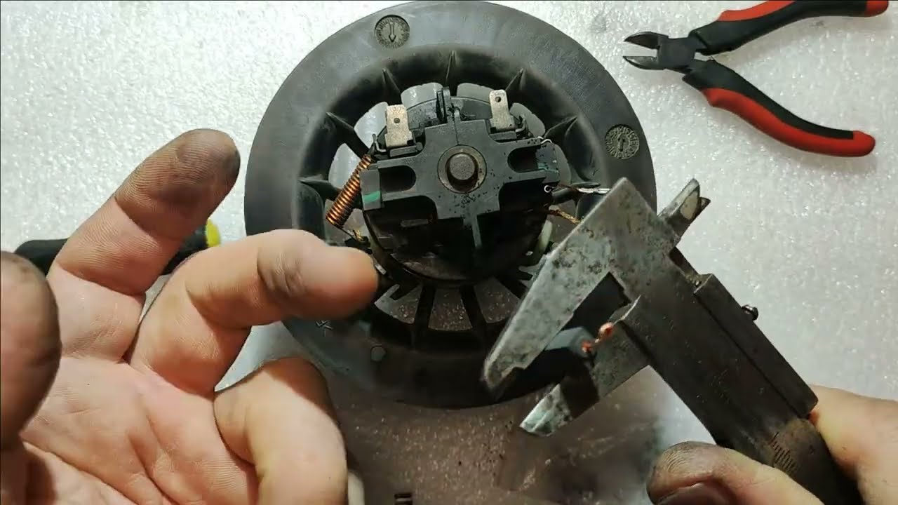 Замена щеток двигателя системы вентиляции, отопления и кондиционирования воздуха салона Nissan NOTE