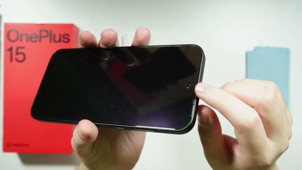 В комплекте с OnePlus 15 идёт защитная плёнка? (Предустановленная защитная плёнка)