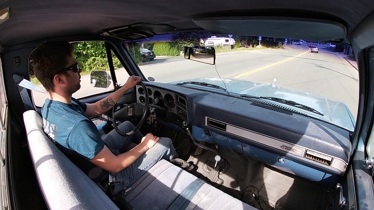 Вождение и переключение передач на старом GMC K1500 Sierra Classic SM465 1983 года выпуска