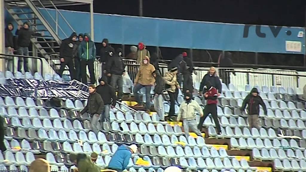 23. 10. Sparta - Slovan, výtržnosti fanúšikov / Hooligans attack football game