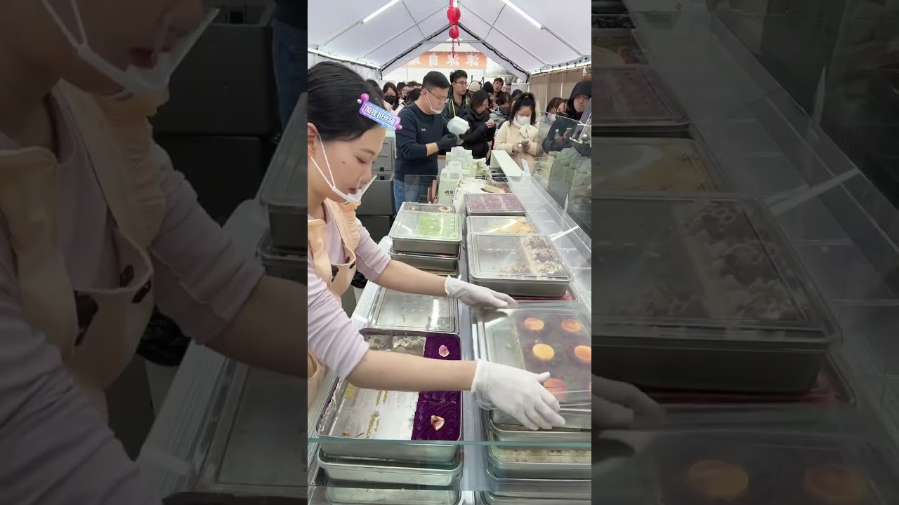 提拉米苏闪亮登场！姐姐边忙边笑，這生意也太火爆了！#路边摊美味