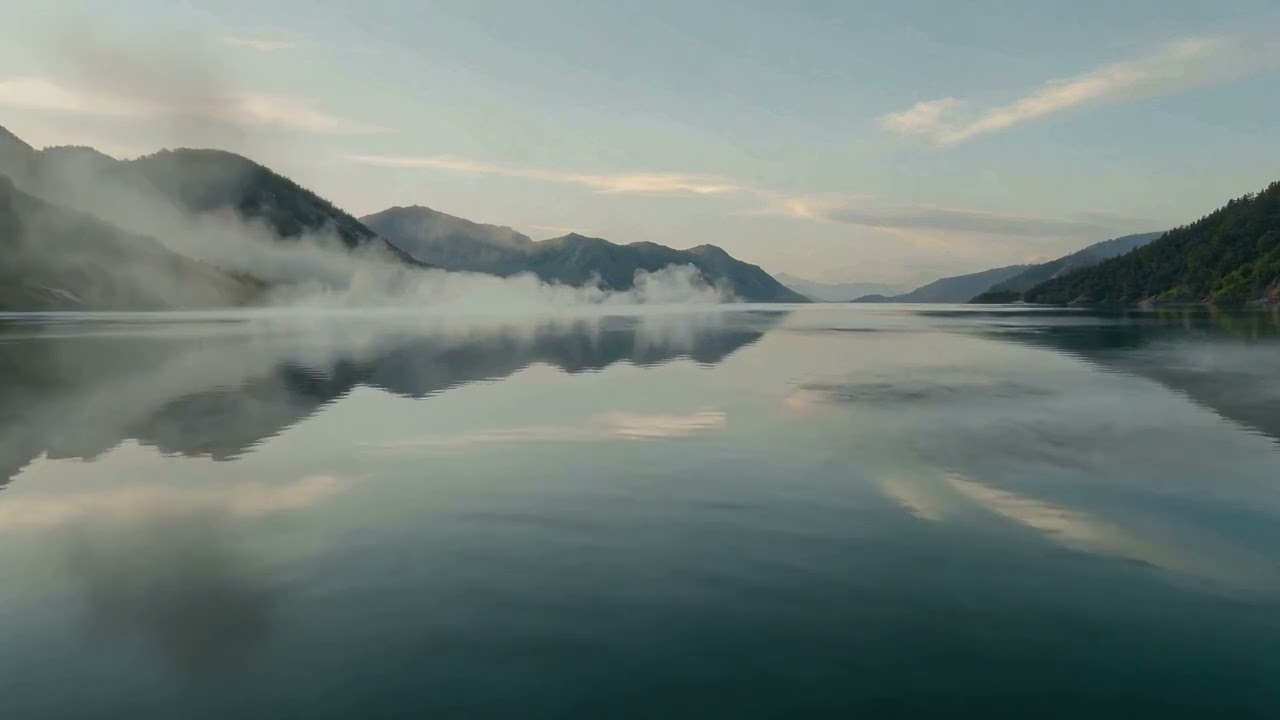 靜水之境湖面微光舒壓時光 Still Waters A Calming Lake Reflection Experience