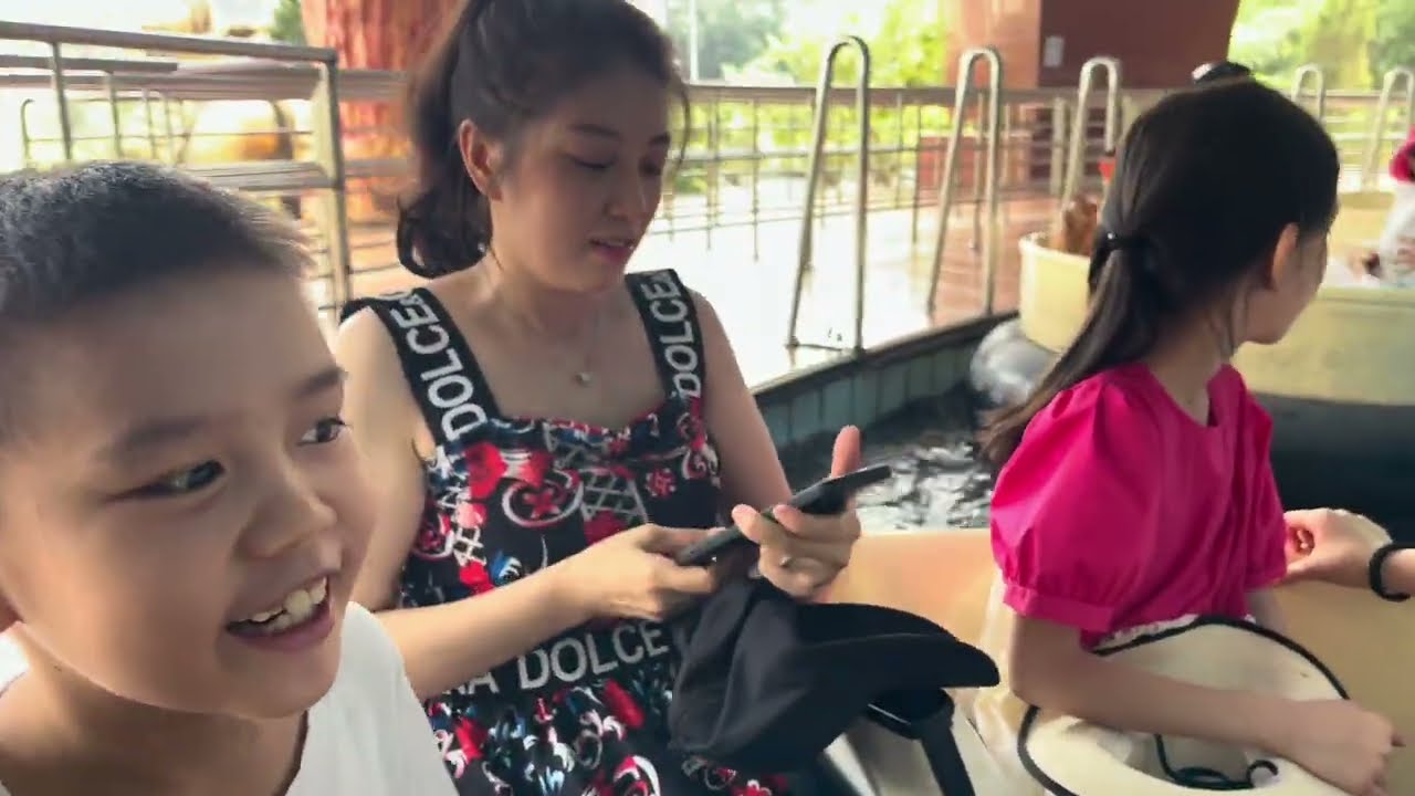 CS Lâm Hùng cùng gia đình du xuân tại Suối Tiên trong ngày đầu năm 2024.