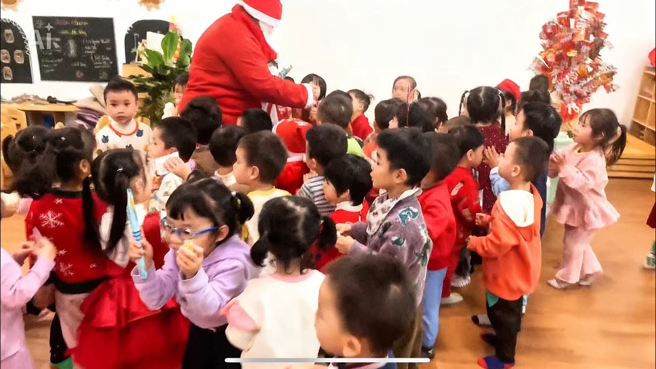 Anh Milo Xếp Hàng Đợi Ông Già Noel Phát Quà Giáng Sinh