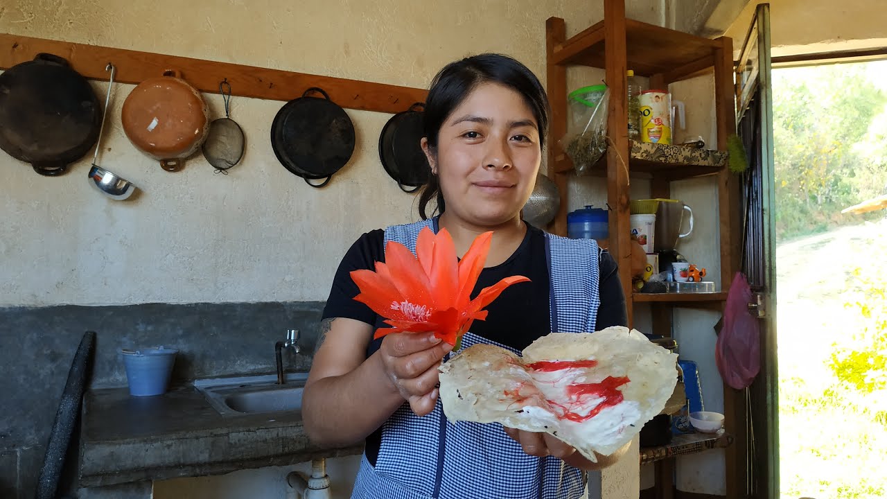 Hago a mano y en metate unas ricas quedadillas de flor de nopal silvestre