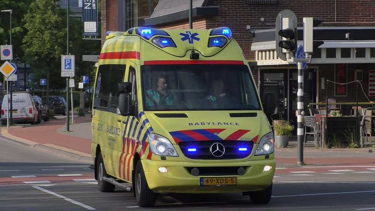 A1 Babylance 22-310 met spoed vanaf het Sint Anna ziekenhuis in Geldrop naar een ander ziekenhuis