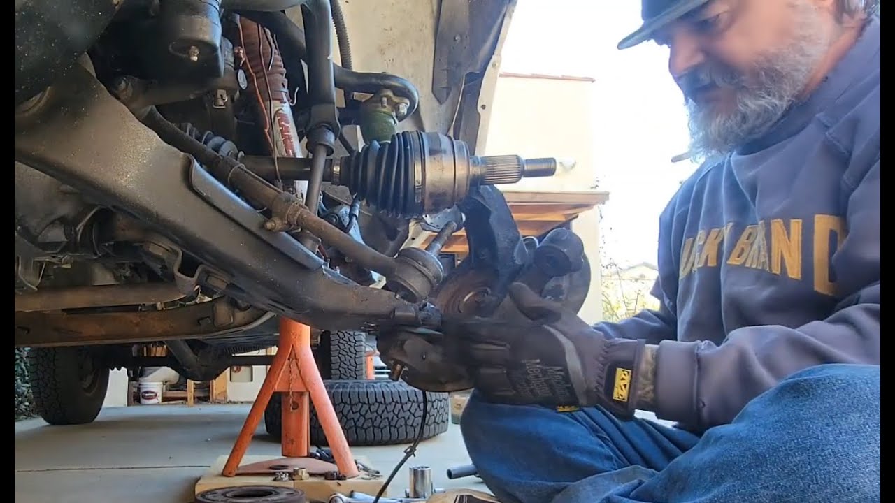 Нижние шаровые опоры - '04 4x4 Astro (короткая версия)