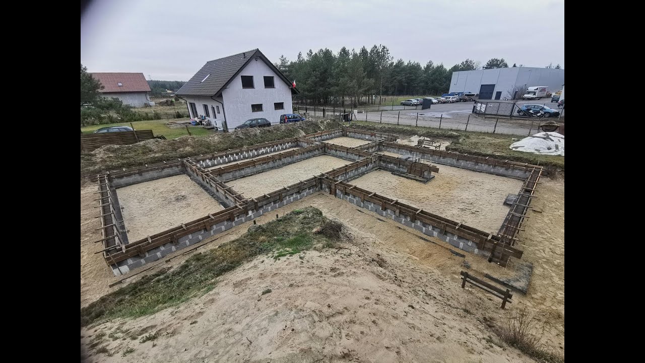 32) Szalunek wieńca fundamentowego