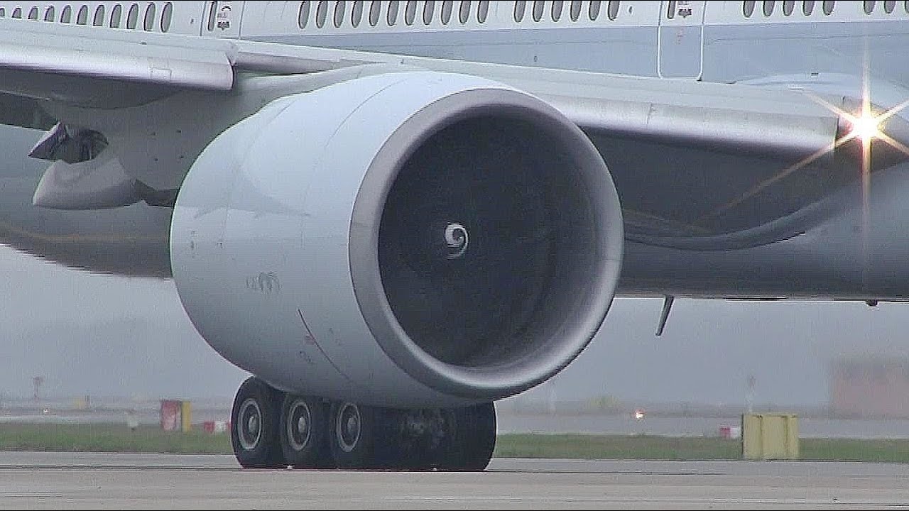 [50fps] Cathay Pacific B777-367(ER) from very close @ Milan MXP