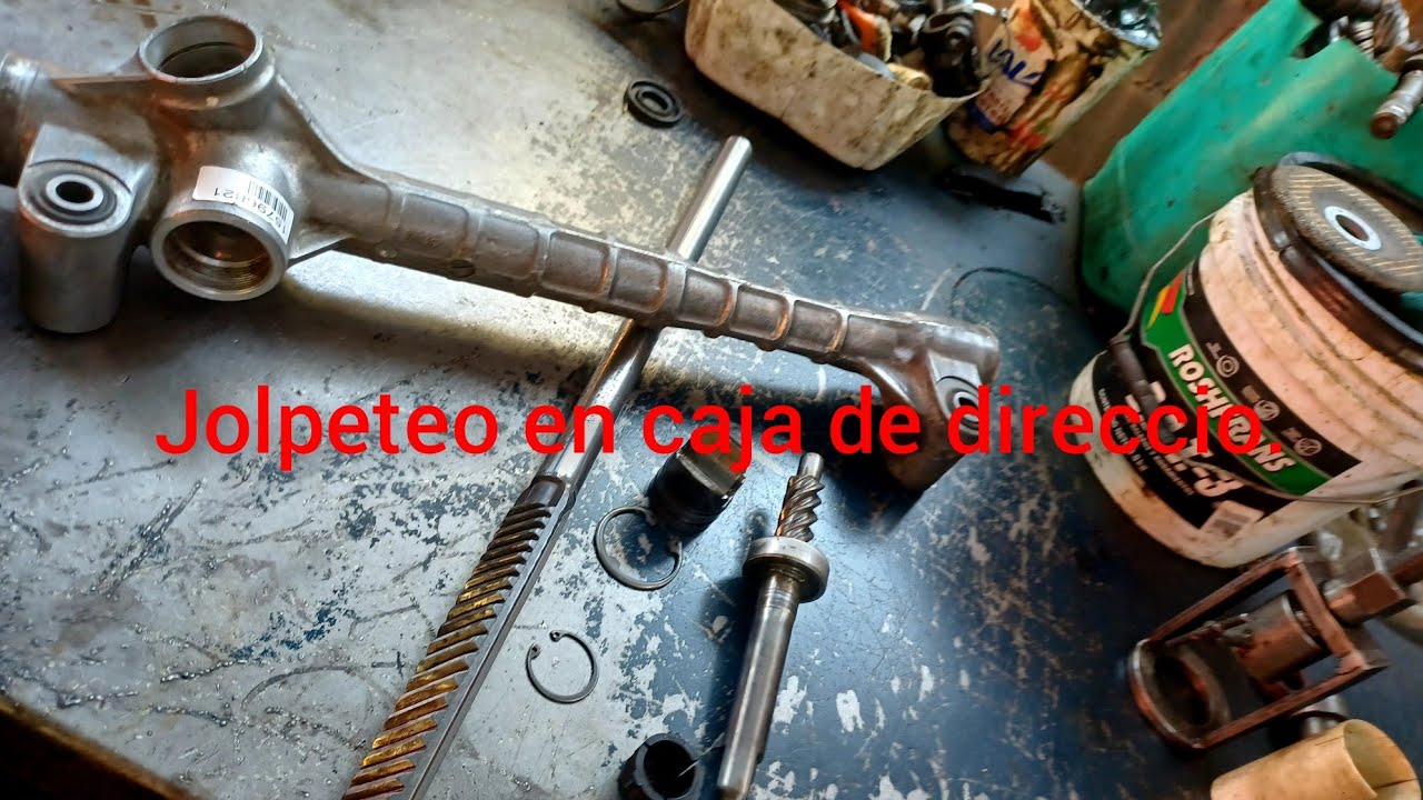 por que mi carro golpetea al pasar un tope