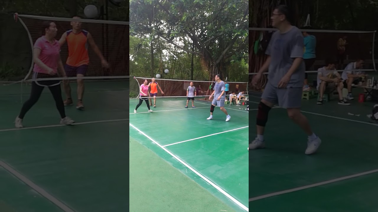 jianzi/peteca playing in the park