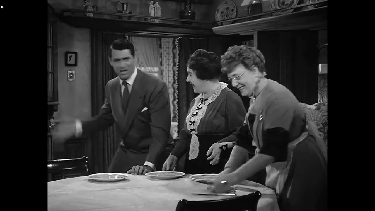 Cary Grant, Jean Adair e Josephine Hull "Nella cassapanca" - Arsenico e Vecchi Merletti, 1944