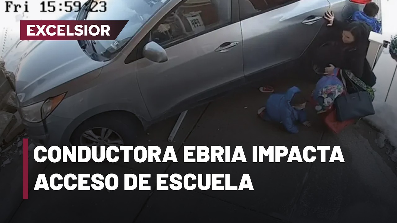 Mujer en presunto estado de ebriedad choca contra entrada de plantel y deja dos menores heridos