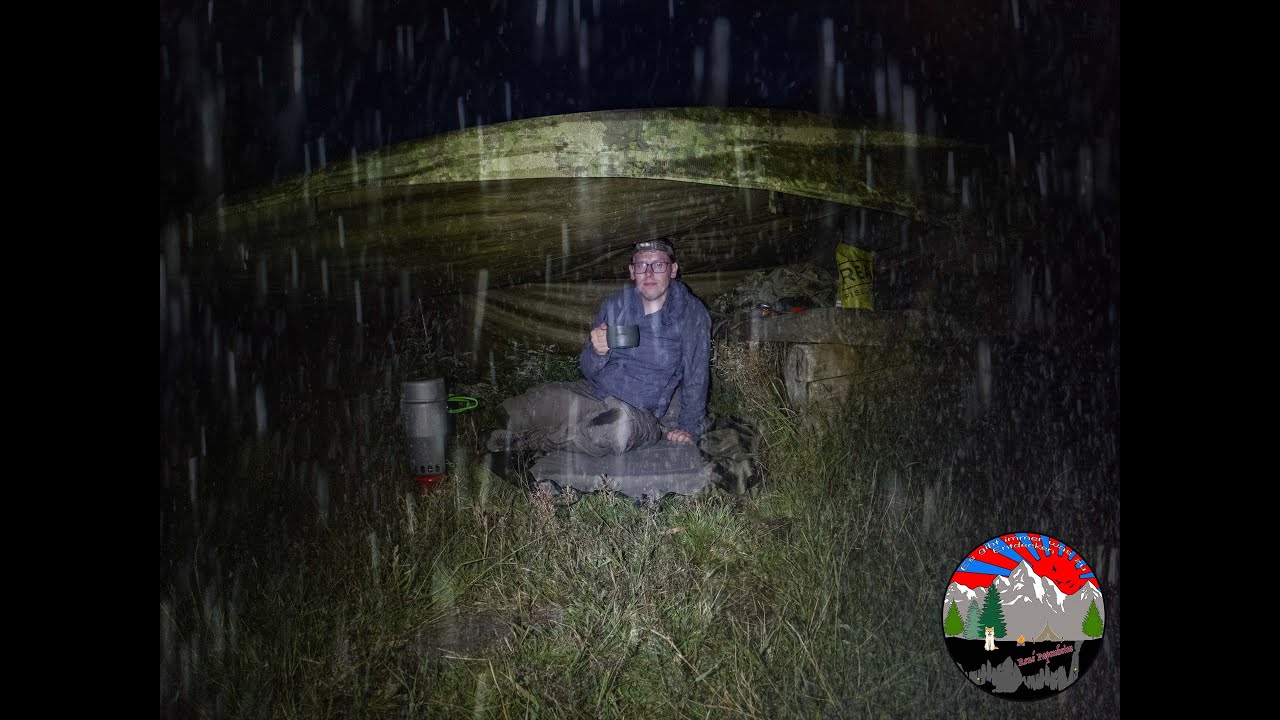 Windige Übernachtung auf Berggipfel