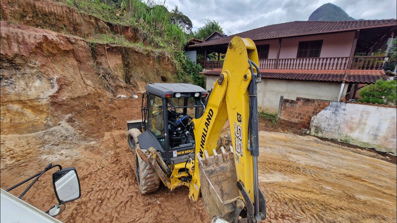 CORTE DE BARRANCO COM A RETROESCAVADEIRA NEW HOLLAND B95B. ##retroescavadeira #trator #newholland 
