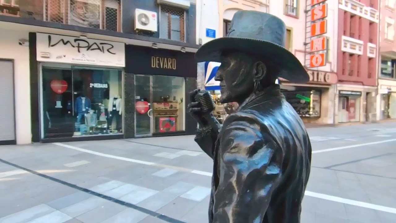 Os muestro la estatua que el cantante Tino Casal tiene en Oviedo