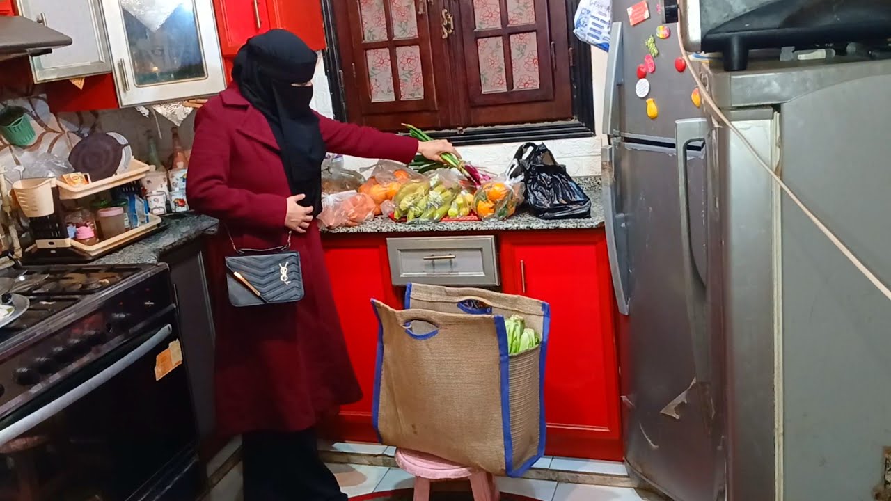 كنت رايحه السوق هانم😂  رجعت مساحة سلالم🌧غرقنا تحت المطر