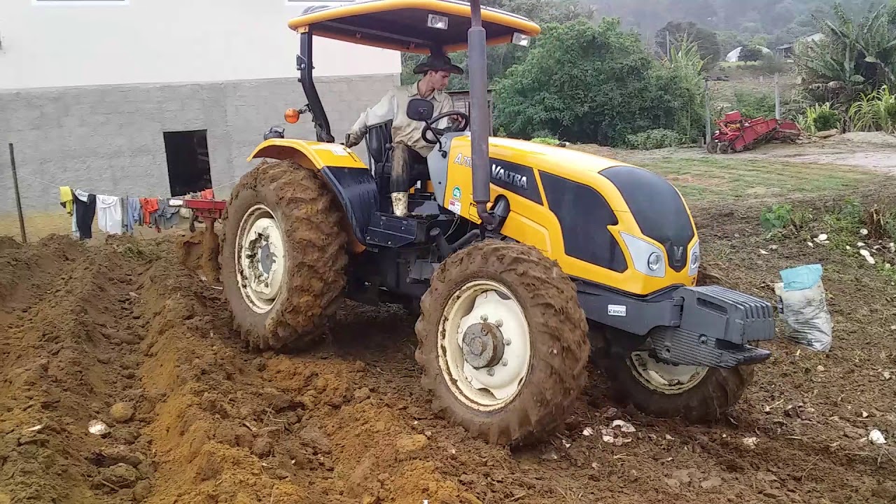 Valtra a750  trabalhando depois da chuva