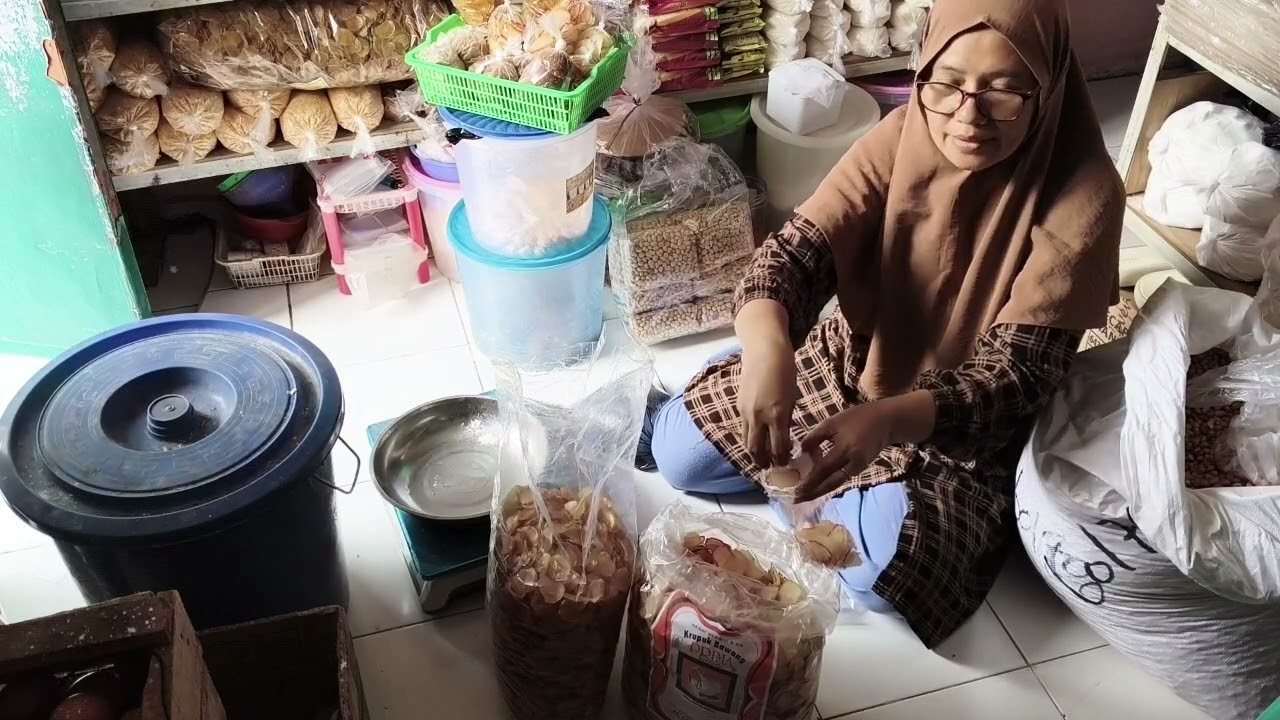 MELAYANI PEMBELI DAN MENIMBANG KERUPUK