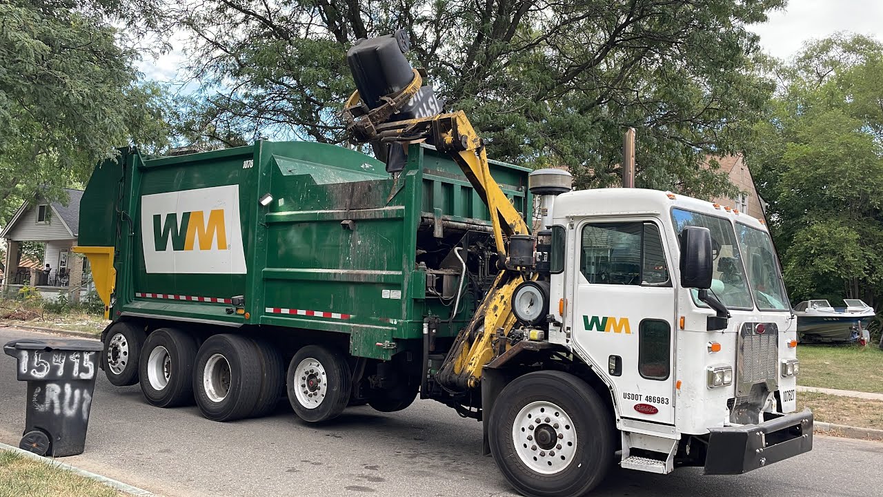 WM Pete EZthon Garbage Truck in Detroit
