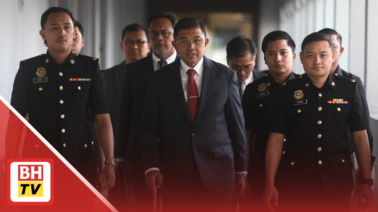 Bekas PAT tiba di mahkamah bertongkat