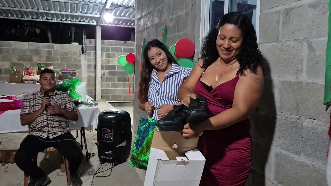 Llego el momento del intercambio de regalo🥳
