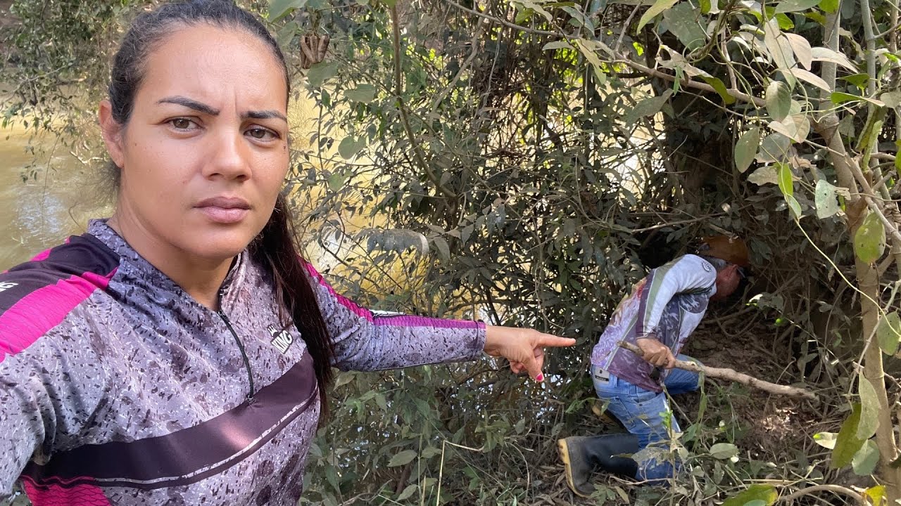 SAIU DE DENTRO DO RIO E ENTROU NESSE BURACO! PESCARIA DE PIAU, PACU E PEIXE ASSADO.